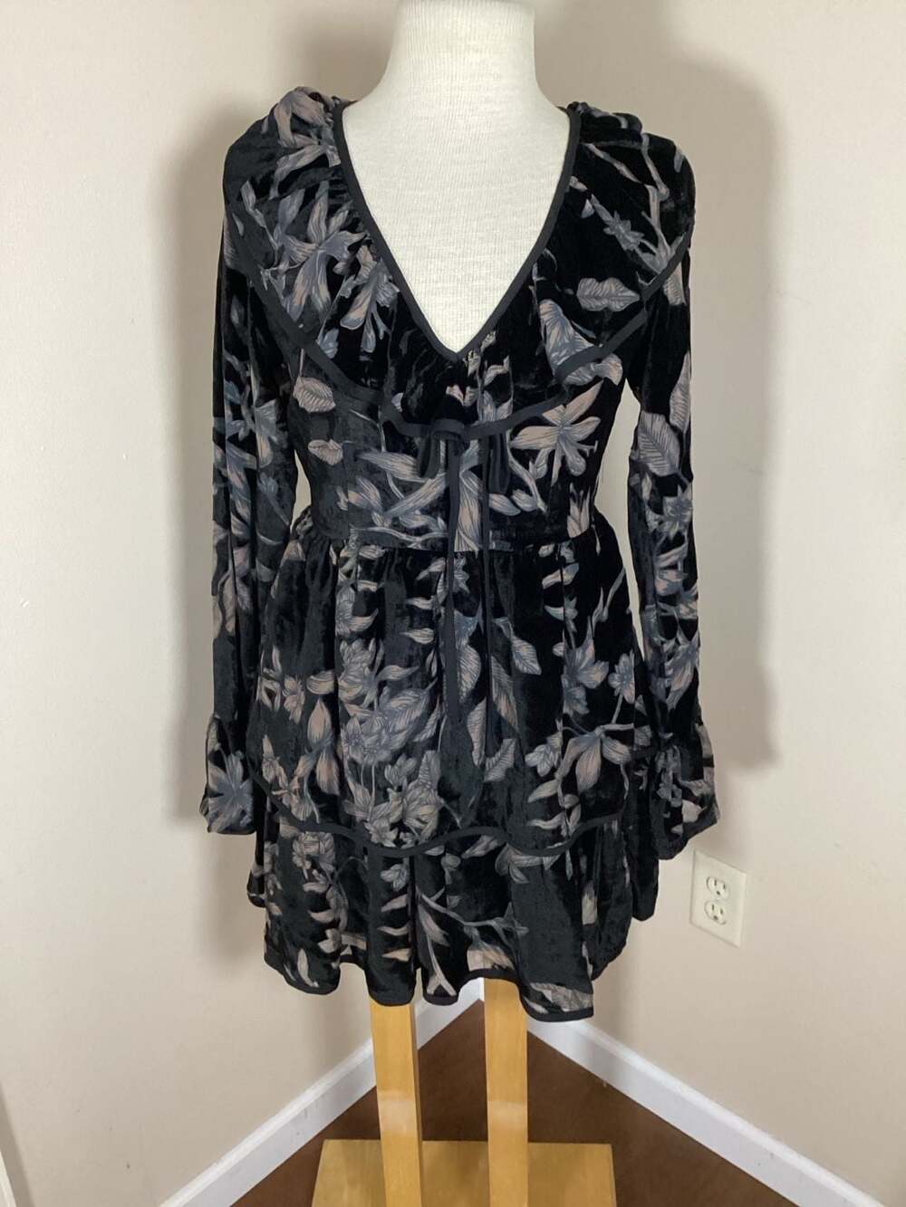Jacquie The Label Size S Black Floral Velvet Tiered Mini Dress